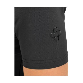 Nahaufnahme eines schwarzen sportlichen Hemds mit glänzendem, gesticktem Logo auf der Schulter.