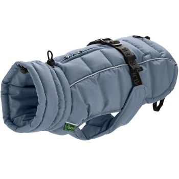 Ein hellblauer gepolsterter Hundemantel mit verstellbaren Riemen und einem Griff, mit einem kleinen grünen "HUNTER"-Logo.