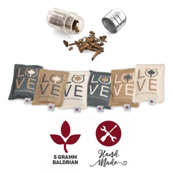 Eine Sammlung von handgefertigten Haustierspielzeugen, die mit "LOVE" in verschiedenen Farben beschriftet sind, mit einem Behälter getrockneter Baldrianwurzel daneben.