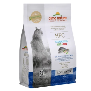 Sac de nourriture pour chats avec 'Almo Nature HFC Sterilised' et une silhouette de chat, mettant en avant des ingrédients comme le bar frais et la dorade.
