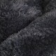 Nahaufnahme einer weichen, dunkelgrauen Haustierdecke mit flauschiger Textur, ideal, um Haustiere warm und bequem zu halten.