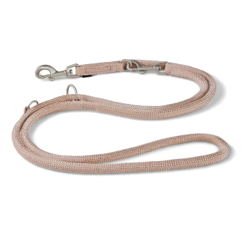 Beige geflochtene Hundeleine mit Metallclips und Ringen, auf weißem Hintergrund ausgelegt.