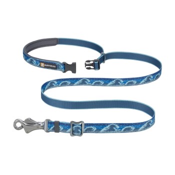 Blaue Hundeleine mit Wellenmuster, mit einem gepolsterten Griff und einem Metallclip zur Befestigung, beschriftet mit 'RUFFWEAR.'