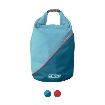 Eine blaue Reisetasche für Haustiere mit einem sechseckigen Muster, mit einem roten Akzent und dem Text "go together" an der Seite, von Kurgo.