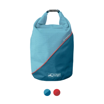 Eine blaue Reisetasche für Haustiere mit einem sechseckigen Muster, mit einem roten Akzent und dem Text "go together" an der Seite, von Kurgo.