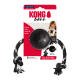 KONG Ball-Verpackung für großes Hundespielzeug mit einem schwarzen Gummiball und geflochtenem Seil; sichtbarer Text 'KONG BALL' und 'Fun to chew, chase & fetch'.