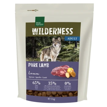 Eine Tüte Real Nature Wilderness Hundefutter für Erwachsene mit einem Wolfbild, beschriftet 'Pure Lamb' (65% Lamm, 35% Früchte/Gemüse, 0% Getreide).