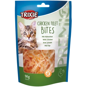 Emballage de Trixie Chicken Filet Bites avec un gros plan de chat tigré, fenêtre transparente montrant les friandises et symbole sans gluten. 50 g.
