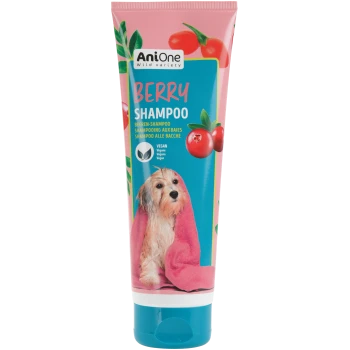 Tube de shampooing AniOne Wild Variety Berry avec canneberges, étiquette « VEGAN » et chien mouillé enveloppé dans une serviette rose.