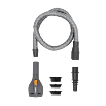 Haustierpflege-Staubsaugerschlauch mit sechs abnehmbaren Pflegeaufsätzen auf weißem Hintergrund.