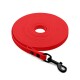 Rote Haustierleine, ordentlich aufgerollt, mit einem schwarzen Clip und einem bequemen Griff.