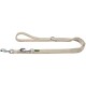 Beige Hundeleine mit Metallclips und einem grünen Etikett, mit einem robusten Design für die Sicherheit und Kontrolle des Haustiers.