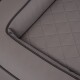 Graues Haustierbett mit gestepptem Design und schwarzer Paspel, mit einer weichen, gepolsterten Oberfläche für Komfort.