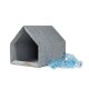 Graues Filzhaustierhaus mit offener Vorderseite, begleitet von zerknüllten blauen Plastikflaschen auf der Seite.