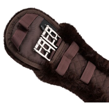 Braune Tierdecke mit plüschiger Fütterung, mit silbernen Schnallen und verstellbaren Riemen für eine sichere Befestigung.