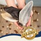 Hände halten drei bunte Tierhufe, überlagert mit einem goldenen Abzeichen, das sagt: "Bewährte Qualität seit über 15 Jahren."