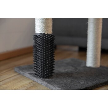 Nahaufnahme eines Katzenkratzbaums mit schwarzer Gummibürste und Sisalseil auf grauem Teppichboden.