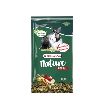 Eine Tüte Versele-Laga Nature Original Kaninchenfutter mit einer schwarz-weißen Kaninchenillustration und sichtbarem Gemüse und Getreide.