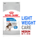Sac de nourriture pour chiens Royal Canin Light Weight Care, conçu pour les chiens de taille moyenne (11-25 kg), avec une illustration de chien et affirmant aider à limiter la prise de poids.