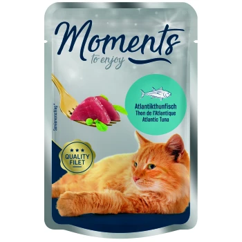 Torebka z karmą dla kotów oznaczona "Moments to enjoy" z tuńczykiem atlantyckim, złotym widelcem, zielonymi dodatkami i zrelaksowanym pomarańczowym kotem.