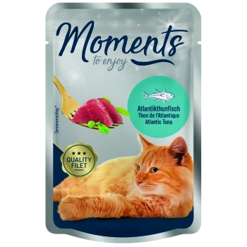 Kattenvoer zak gelabeld 'Moments to enjoy' met Atlantische tonijn, een gouden vork, groene garnering en een ontspannen oranje kat.
