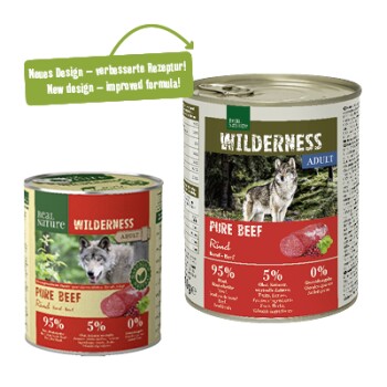 Zwei Dosen Haustierfutter: eine kleine "Real Nature Wilderness Pure Beef" und eine größere mit einem Wolf, beide 95% Rind. Grüner Bubble liest "Neues Design!"