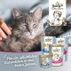 Graue Katze ruht sich aus, während eine Hand sie streichelt, umgeben von Betty's Landhausküche Katzenfutter. Text: "Für ein glückliches Katzenleben."