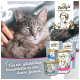 Graue Katze ruht sich aus, während eine Hand sie streichelt, umgeben von Betty's Landhausküche Katzenfutter. Text: "Für ein glückliches Katzenleben."