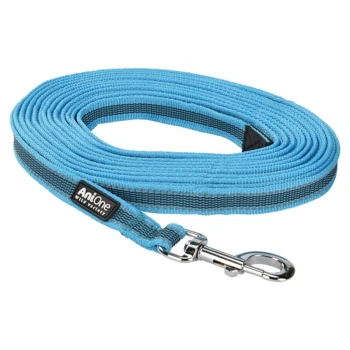 Schleppleine blau/ türkis 5 m Blaue Haustierleine mit einem stabilen Clip, die ein strukturiertes Design und einen schwarzen Streifen aufweist, mit dem AniOne-Logo gekennzeichnet.