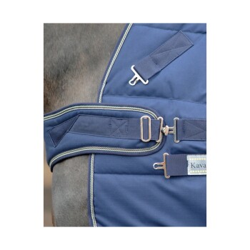 Nahaufnahme einer marineblauen Pferde-Decke mit verstellbaren Riemen und Schnallen, mit einem Etikett, das 'Kavalkade' liest.