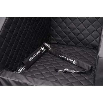 Schwarze, gesteppten Haustier-Autositzbezug mit zwei verstellbaren Sicherheitsgurten mit "KNUFFELWUFF"-Markierung.