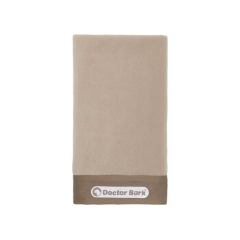 Ein weiches, beiges Haustierhandtuch mit braunem Rand, mit dem Logo 'Doctor Bark' in Weiß am unteren Rand.