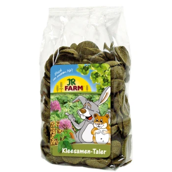 Eine durchsichtige Tüte mit grünen Haustierleckereien, beschriftet mit "Kleesamen-Taler" von JR FARM, mit einem glücklichen Hasen und Hamster auf der Verpackung.