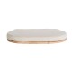Ein beiges Tierbett mit einem weichen Kissen auf einem Holzgestell, mit ovaler Form und minimalistischem Design.