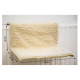 Étagère pour animaux douce de couleur crème avec des dimensions indiquées : 24 cm de hauteur, 31 cm de profondeur et 46 cm de largeur, montée sur un mur.