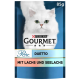 Verpackung von Purina Gourmet Perle Duetto Katzenfutter mit einer flauschigen weißen Katze, beschriftet mit 'Mit Lachs und Seelachs', 85g.