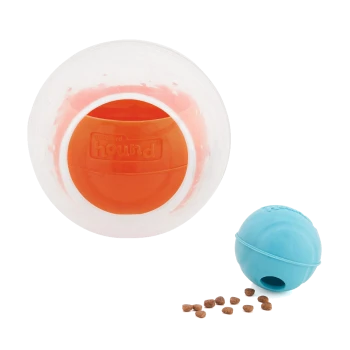 Interaktives Haustierspielzeugset mit einem klaren Ball mit einem orangefarbenen inneren Ball und einem blauen Ball, mit verstreuten Haustierleckereien in der Nähe.