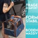 Eine Person, die eine blaue Haustiertragetasche mit Netzpaneelen trägt, mit dem Text 'TRAGE KOMFORT', 'FORM STABIL' und 'BODEN MASSIV.'