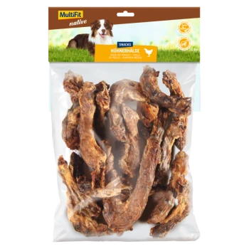 Eine klare Plastiktüte gefüllt mit getrockneten Hähnchenhälsen, beschriftet mit 'MultiFit native Snacks Hühnerhälse' und einem Hund im Hintergrund.