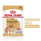 Royal Canin Pomeranian Adult Hundefutterbeutel, 85g, mit einer Illustration eines Pomeranians, mit Text, der Knochen- und Gelenkunterstützung hervorhebt.