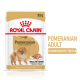 Royal Canin Pomeranian Adult Hundefutterbeutel, 85g, mit einer Illustration eines Pomeranians, mit Text, der Knochen- und Gelenkunterstützung hervorhebt.