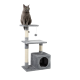 Eine graue Katze sitzt auf einem mehrstöckigen Katzenbaum mit zwei Plattformen, einem Kratzbaum und einem gemütlichen Versteck unten.