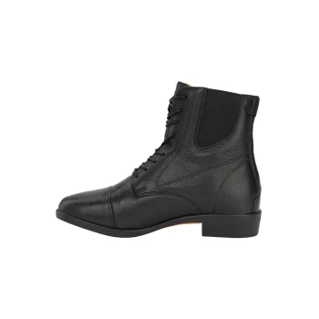Schwarze Leder-Stiefeletten mit strukturiertem Finish, mit Schnürsenkeln und elastischen Seitenpaneelen, von der Seite gezeigt.