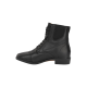Schwarze Leder-Stiefeletten mit strukturiertem Finish, mit Schnürsenkeln und elastischen Seitenpaneelen, von der Seite gezeigt.