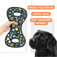Eine Hand hält ein buntes Haustierspielzeug mit Pfotenabdrücken neben einem neugierigen schwarzen Hund; der Text lautet "Weiche Polsterung, Softer Stoff, Zum Schmusen geeignet."