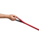 Eine Hand, die eine rote Hundeleine mit schwarzer Unterseite hält, mit einem Ruffwear-Logo-Tag.