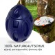 Ein blauer Gummihundespielzeug in Eiform, beschriftet mit "100% NATURKAUTSCHUK," vor dem Hintergrund eines Baumes und der Latexernte.