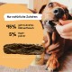 Ein brauner Hund frisst eifrig einen Leckerbissen aus einer Hand, beschriftet mit "95% getrocknetes Huhn, 5% Hanfpulver," mit einer Größe von 7,5-8 cm.