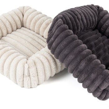 Zwei plüschige, gerippte Haustierbetten in Beige und Dunkelgrau auf weißem Hintergrund.