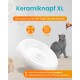 Keramiknapf XL: große weiße Keramik-Katzenschüssel auf dem Tisch, graue Katze greift nach einem Leckerli; Beschriftungen 'Keramiknapf XL', '27 cm', '1,5 kg'.